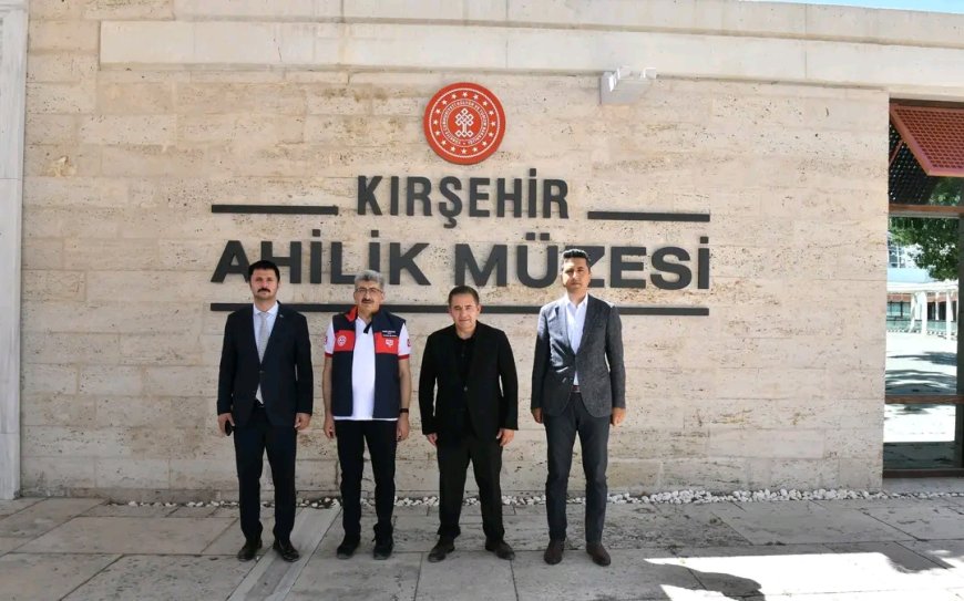 Kırşehir Valisi  Ahi Evran-ı Veli Türbesi ve Ahilik Müzesi'ni Ziyaret Etti