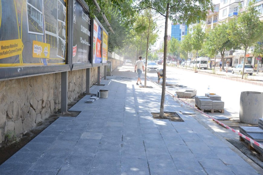 Kırşehir Belediyesi'nden Yol ve Kaldırım Çalışmaları Hızla Devam Ediyor