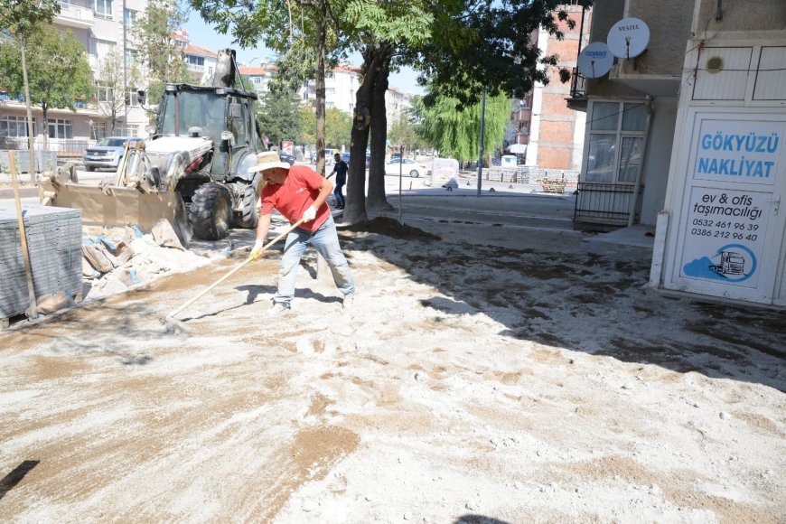 Kırşehir Belediyesi'nden Yol ve Kaldırım Çalışmaları Hızla Devam Ediyor