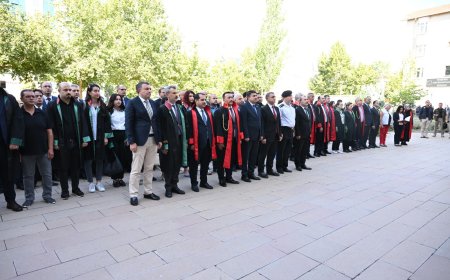 "Kırşehir Belediye Başkan Vekili Nihat Dağıstan,Kırşehir Milletvekili Metin İlhan ve Kırşehir Barosu Avukatlarından Kırşehir Belediye Meclisi Üyesi Mehtap Karaburçak Tuzcu,Kırşehir’de Adli Yıl Açılışında"