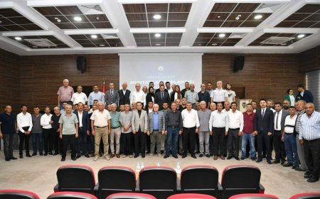 Vali H. Mete Buhara Başkanlığında Muhtarlar Toplantısı Düzenlendi: Yeni Kimlik Kartları Teslim Edildi.