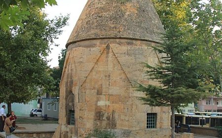 Mengücek Oğlu Behramşah (Melik Gazi) Türbesi ve Medresesi