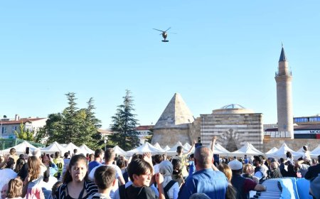 "Çelik Kanatlar Kırşehir'de Ahilik Haftası'nda Göz Dolduran Gösteri Uçuşu Gerçekleştirdi"