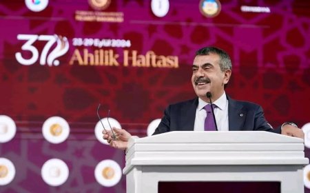 "37. Ahilik Haftası Resmî Töreni Kırşehir'de Coşkuyla Kutlandı: Milli Eğitim Bakanı Yusuf Tekin Ödülleri Takdim Etti"