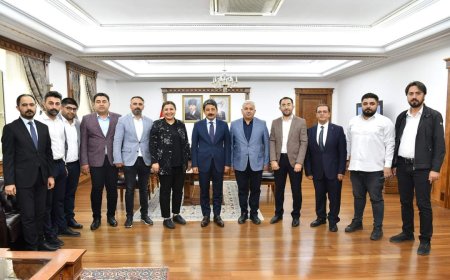 "AK Parti Kırşehir İl Başkanı Seher Ünsal ve Birim Başkanlarından Vali Demiryürek'e Hayırlı Olsun Ziyareti"