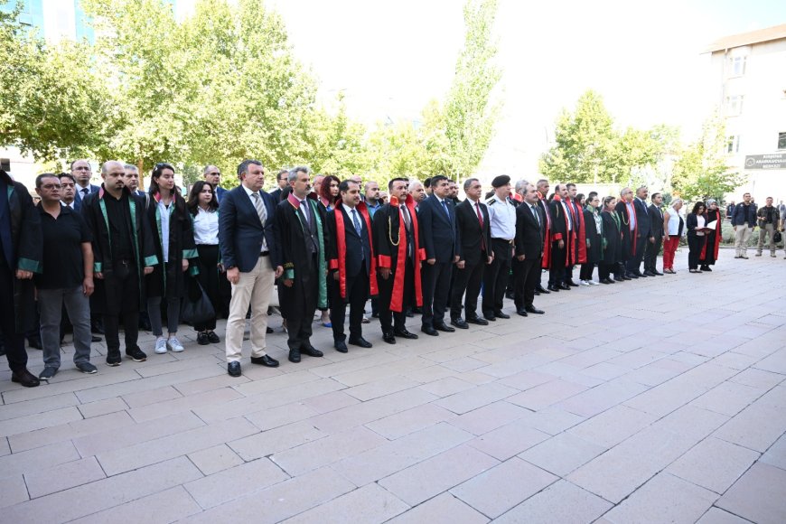 "Kırşehir Belediye Başkan Vekili Nihat Dağıstan,Kırşehir Milletvekili Metin İlhan ve Kırşehir Barosu Avukatlarından Kırşehir Belediye Meclisi Üyesi Mehtap Karaburçak Tuzcu,Kırşehir’de Adli Yıl Açılışında"