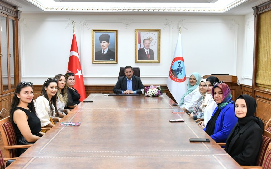 Ahi İş Kadınları Derneği Başkanı, Kırşehir Valisi H. Mete Buhara’yı Ziyaret Etti