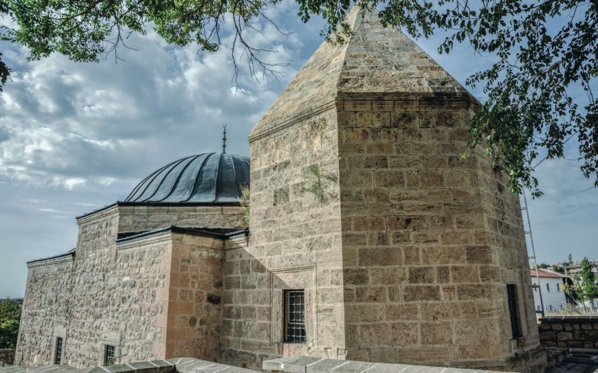 Kalendar Baba Kümbeti: Kırşehir’in Tarihî Selçuklu Yapısı