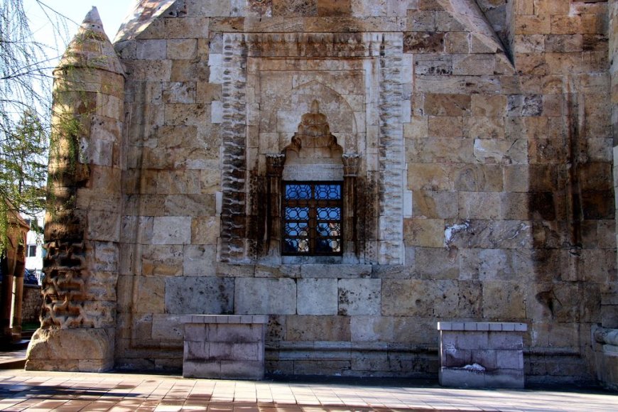 Cacabey Türbesi Kırşehir Merkez’de Ziyaretçilerini Bekliyor