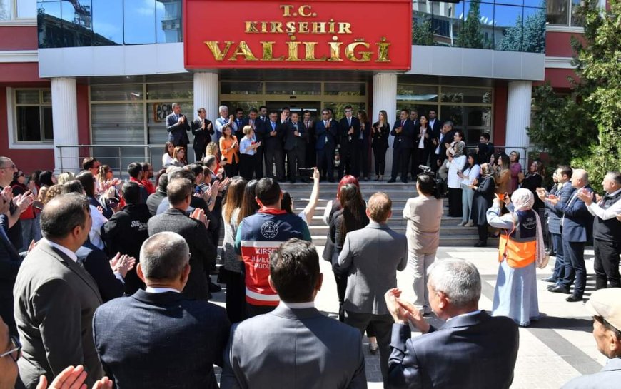 Vali H. Mete Buhara, Yeni Görevine Coşkulu Bir Törenle Uğurlandı"