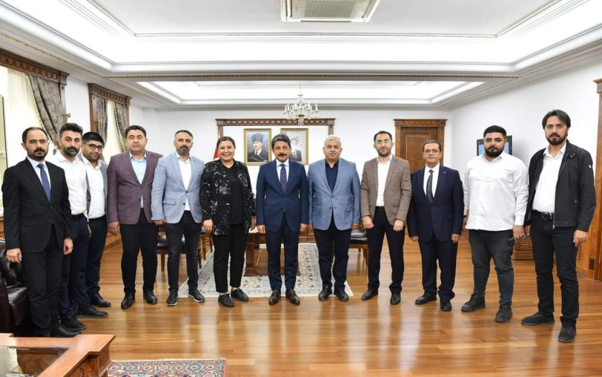 "AK Parti Kırşehir İl Başkanı Seher Ünsal ve Birim Başkanlarından Vali Demiryürek'e Hayırlı Olsun Ziyareti"