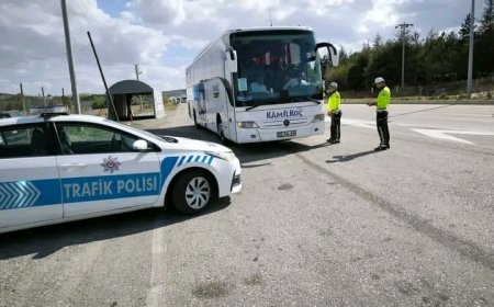 Kırşehir Emniyeti'nden Yenilikçi Denetim: Yolcu Gibi Binen Trafik Ekipleri Otobüs Şoförlerini Denetliyor.