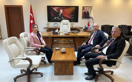 Kırşehir Belediye Başkanı Selahattin Ekicioğlu, Sarıyahşi Kaymakamı Miyase Demirkoparan'ı Ziyaret Etti.