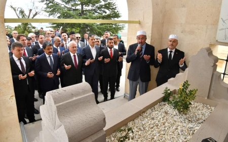 "Kırşehir ve Aksaray, Yunus Emre’yi Kabri Başında Andı."