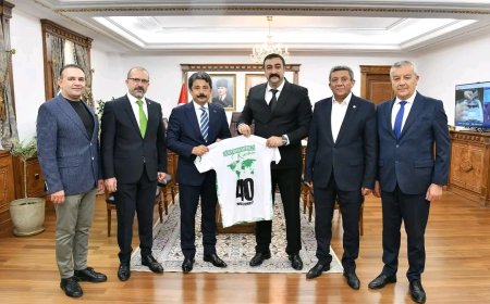 Kırşehir Futbol Spor Kulübü'nden Vali Murat Sefa Demiryürek'e Ziyaret ve Anlamlı Hediye