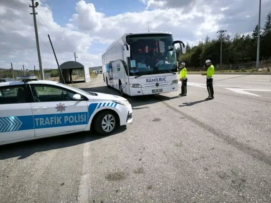 Kırşehir Emniyeti'nden Yenilikçi Denetim: Yolcu Gibi Binen Trafik Ekipleri Otobüs Şoförlerini Denetliyor.