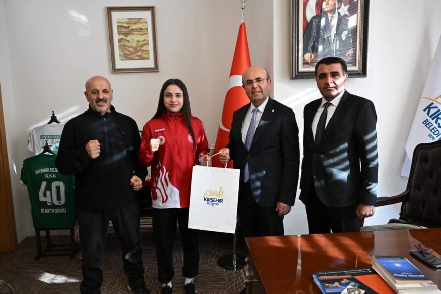 Kırşehir Belediyespor’un Gururu Elif Tıraş, Kırşehir Belediye Başkanı Selahattin Ekicioğlu'nu ziyaret etti.