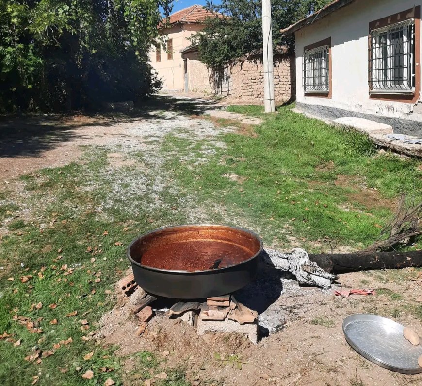 Kırşehir’de Kış Hazırlıkları: Şifa Kaynağı Kuşburnu Kaynatılıyor.