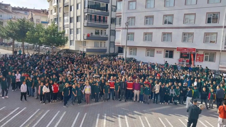 Kırşehir Merkez Yunus Emre Okulu’nda Afet Eğitimi Tatbikatı Başarıyla Gerçekleşti.