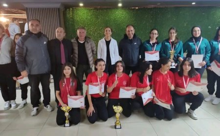 "Kırşehir Lisesi Öğrencilerinden Bowling Dalında İl Birinciliği: Bölgesel Yarışmalara Katılmaya Hak Kazandılar"