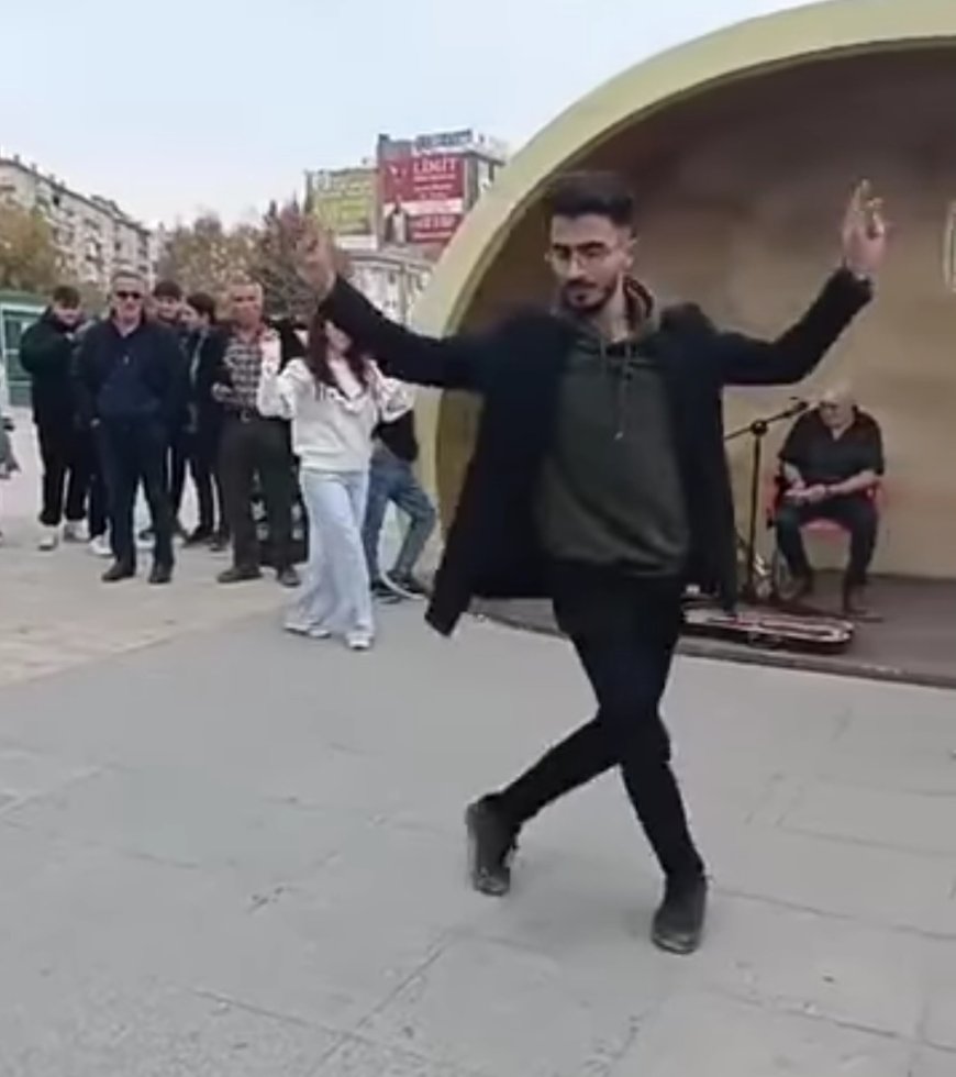 "Kırşehir Cacabey Meydanı'nda Gençlerden Coşkulu Zeybek Gösterisi"