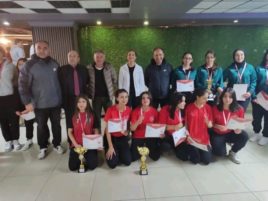 "Kırşehir Lisesi Öğrencilerinden Bowling Dalında İl Birinciliği: Bölgesel Yarışmalara Katılmaya Hak Kazandılar"