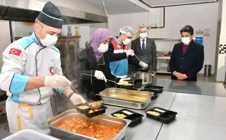 Vali Murat Sefa Demiryürek, Aşevinde inceleme yaparak evlere yemek dağıtım programına eşlik etti.