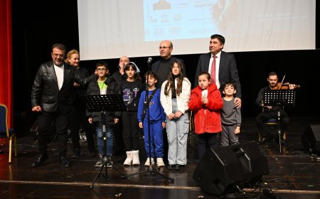 Kırşehir Belediyesi,Halkıyla Birlikte Nâzım Hikmet’i 123. Doğum Yılında Unutulmaz Bir Etkinlikle ve Gururla Andı.Bu Etkinlikle Sanat Dünyasına Kırşehir'de Işık Tutuldu.