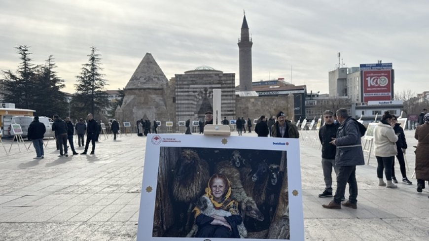 Kırşehir Tarım ve Orman İl Müdürü Mustafa İlmeç: “Tarım, Orman ve İnsan Temalı Fotoğraf Sergisi Kırşehir’de Ziyaretçilerini Ağırladı ve Çok Büyük İlgi Gördü.Teşekkürler Kırşehir.”