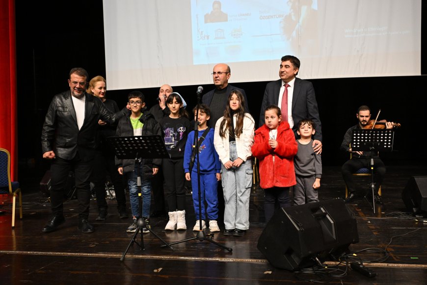 Kırşehir Belediyesi,Halkıyla Birlikte Nâzım Hikmet’i 123. Doğum Yılında Unutulmaz Bir Etkinlikle ve Gururla Andı.Bu Etkinlikle Sanat Dünyasına Kırşehir'de Işık Tutuldu.