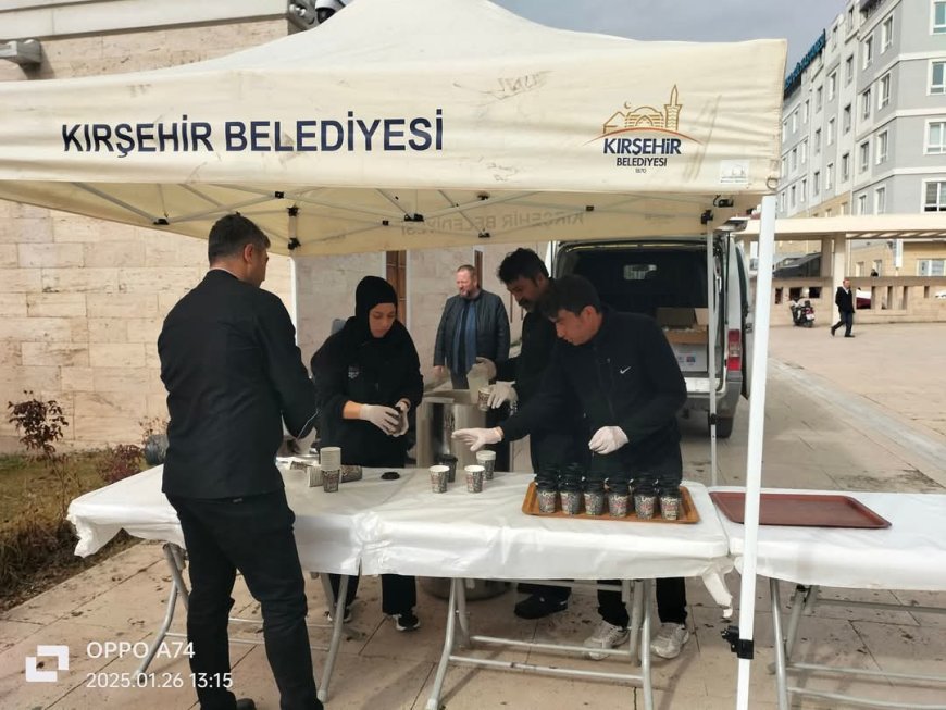 Teşekkürler Selahattin Ekicioğlu.Teşekkürler Kırşehir Belediyesi.Kırşehir Belediyesi'nden Umre Yolcularına ve Vatandaşlara Sıcak Süt İkramı : Gönüllere Dokunan Anlamlı Uğurlama.
